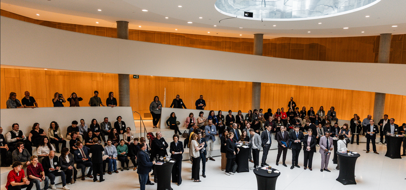 Grande assemblée réunissant des membres et partenaires du réseau dans un atrium