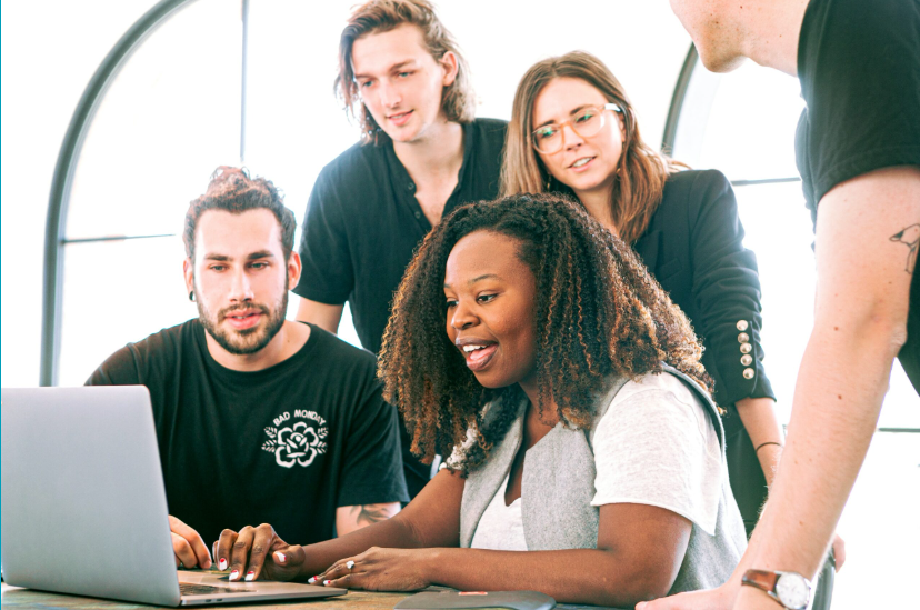Jeunes collaborant autour d’un ordinateur portable